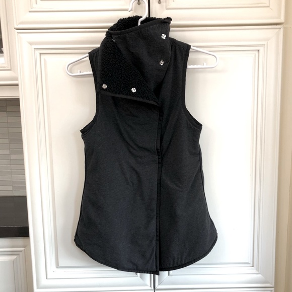 Ivivva by Lululemon girl’s reversible fuzzy vest - Picture 2 of 15